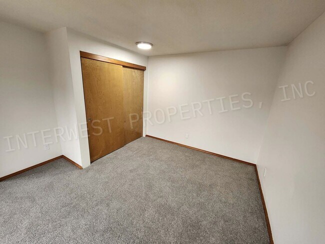 Building Photo - Spacious 4bd 2.5ba Rock Creek Home With 2 ...