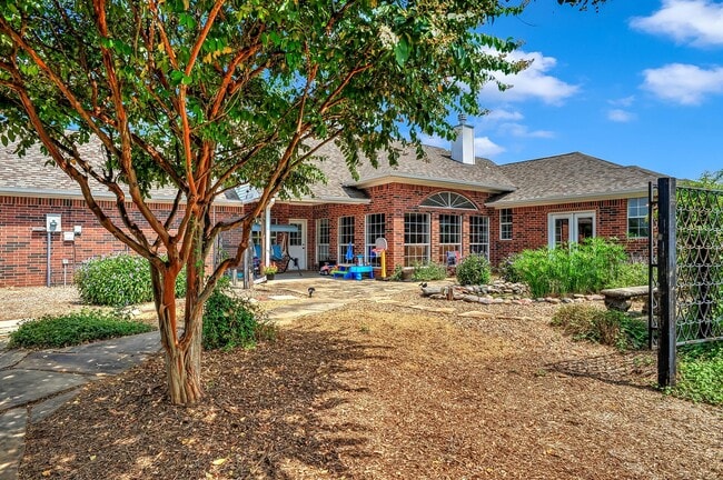 Building Photo - 105 Golden Rd