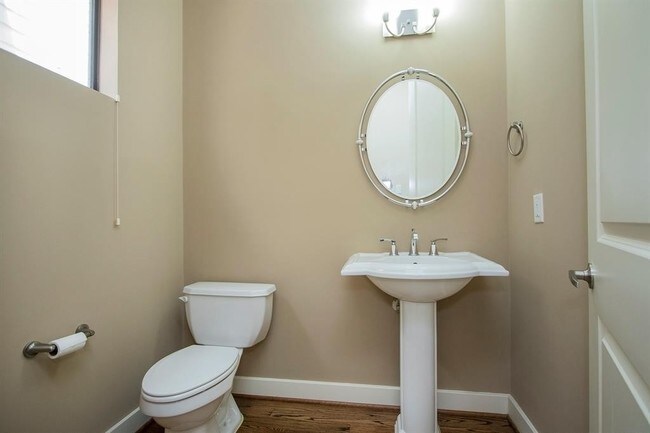Building Photo - Contemporary townhome, rooftop terrace awa...