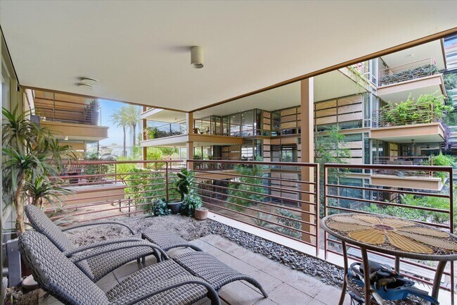 Building Photo - 7137 E Rancho Vista Dr