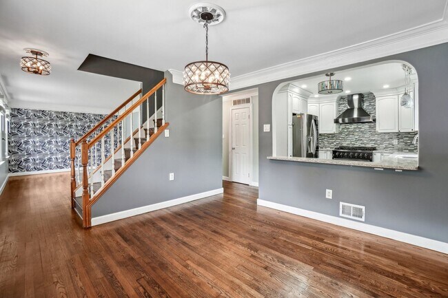 Building Photo - Adorable 4BR/3BA Cape Cod on a Generous 0....