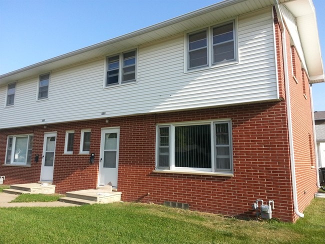 Building Photo - 1205 Royal Dr