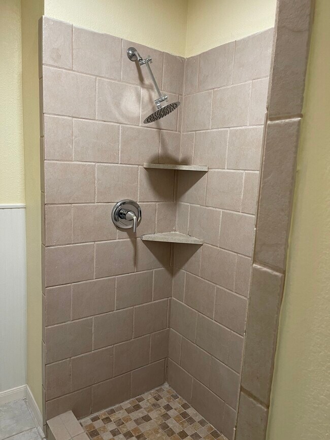 Building Photo - 15500 University Dr