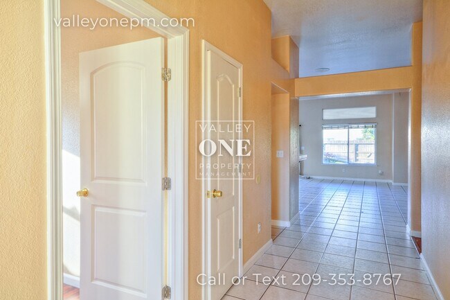 Building Photo - Charming 4 bedroom, 2 bath single story ho...