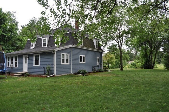 Building Photo - 84 Lake Rd