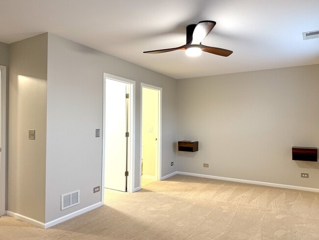 Building Photo - 643 Holiday Ln