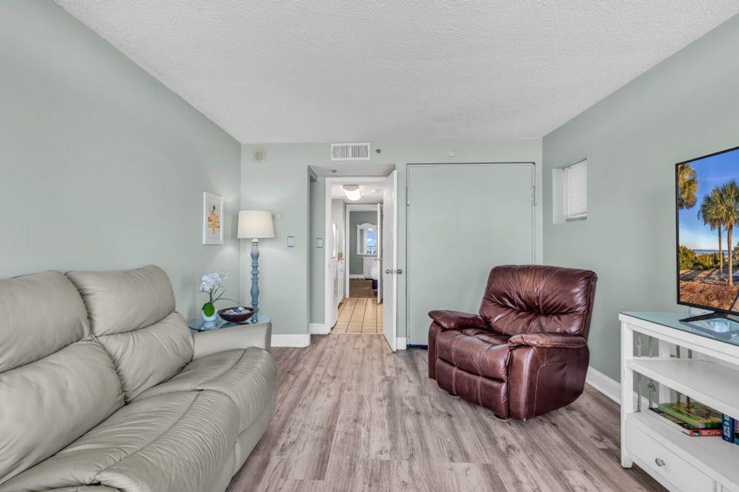 Building Photo - 647 N Creekside Dr