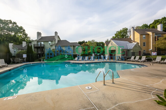 Building Photo - This cute as pie ground-floor condo is tuc...