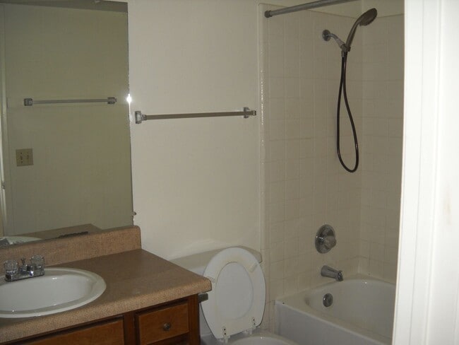 Building Photo - Cute floor level apt