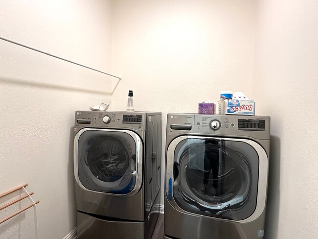 Building Photo - Single Story, 3 Bedroom, 2 Bathroom Home f...