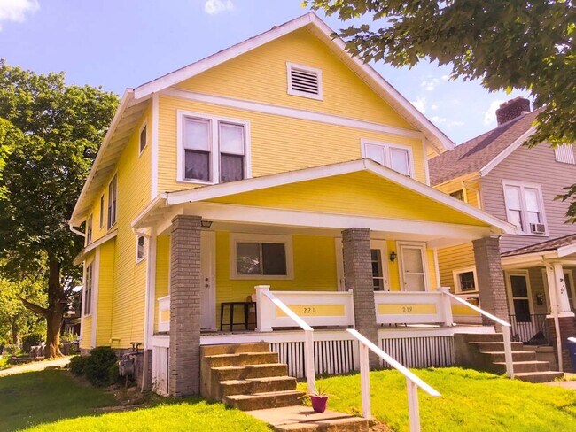Building Photo - 219 Clinton St