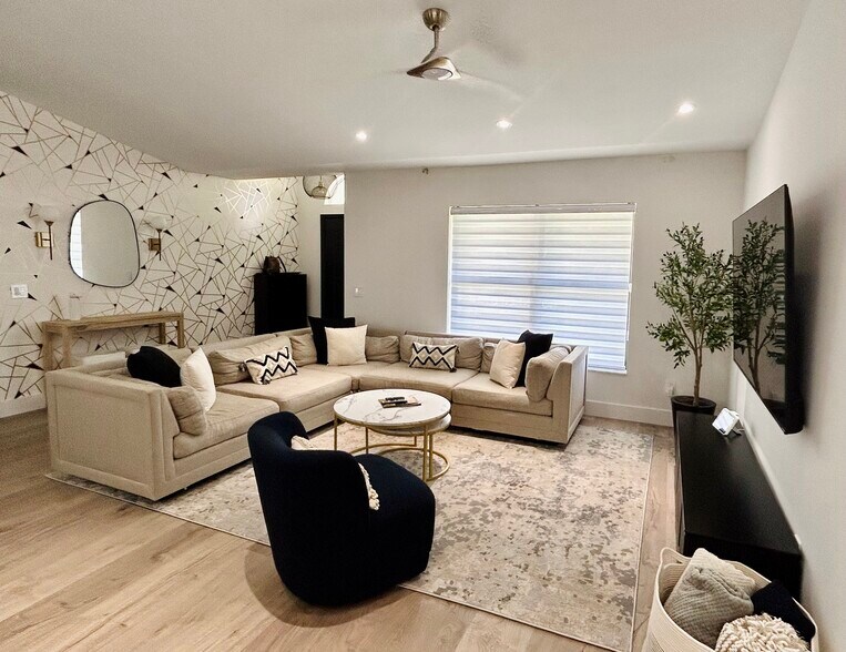 Building Photo - 6205 SE Circle St