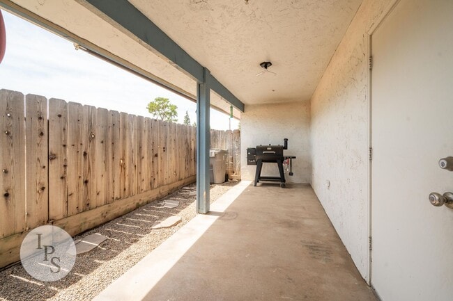 Building Photo - 6589 N Maroa Ave