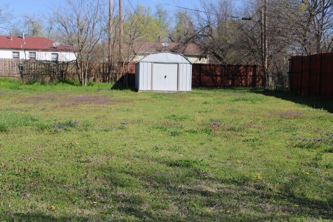 Building Photo - HOLIDAY SPECIAL-One Month FREE with 12 Mon...