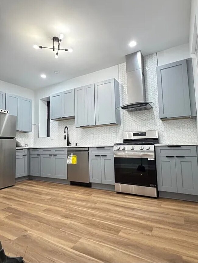 Building Photo - 1305 E 69th St