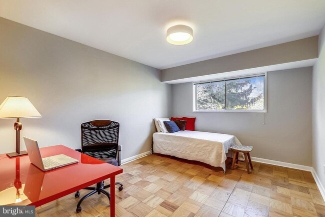 Building Photo - Private and Spacious Condo in Bethesda!