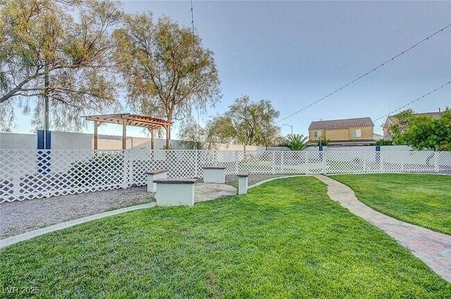 Building Photo - 5470 Logville St