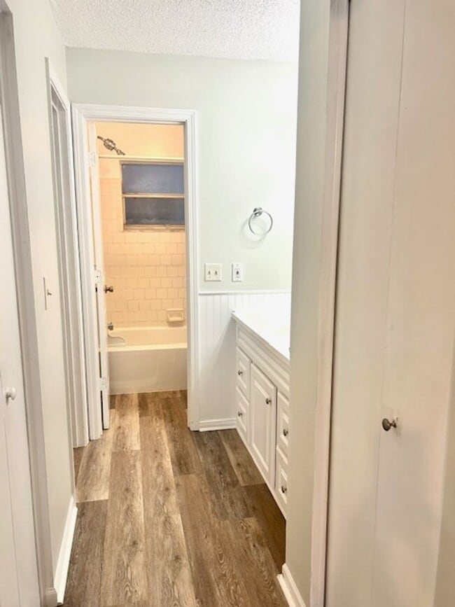 Building Photo - 1/1 WITH BALCONY - CLOSE TO SHOPPING/COLLEGES/BEACHES