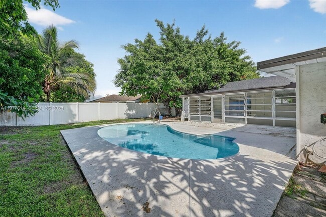 Building Photo - 770 SE Hollahan Ave