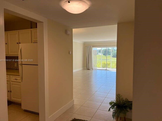 Building Photo - 2950 N Palm Aire Dr