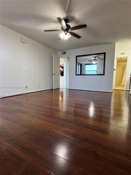 Building Photo - 110 Lake Emerald Dr