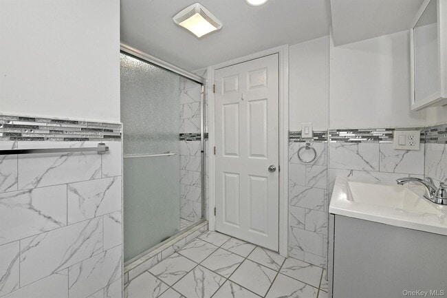 Building Photo - 110 Dix Hills Rd