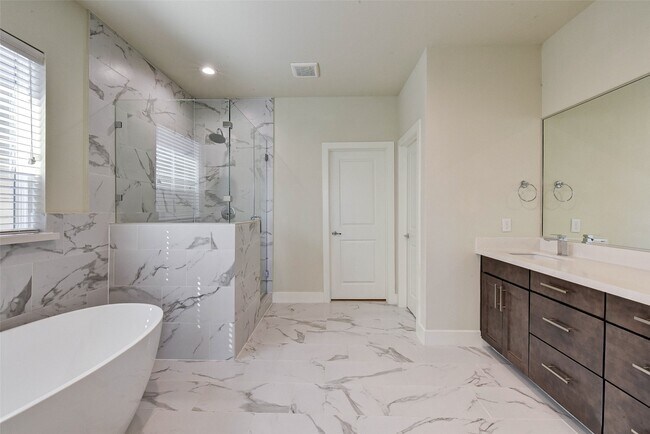 Building Photo - 1614 Northwood St