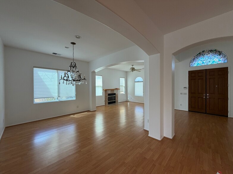 Building Photo - 48638 Barrymore St