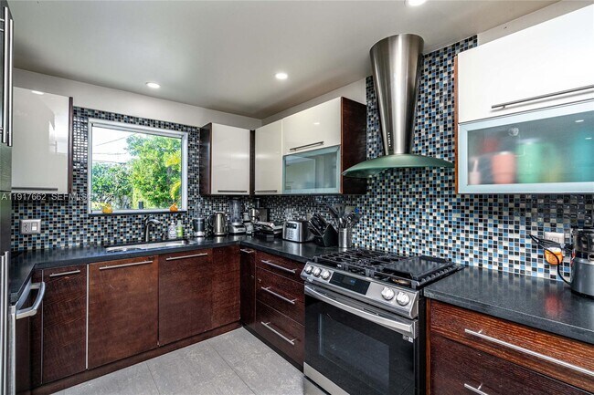 Building Photo - 1360 SW 16th St