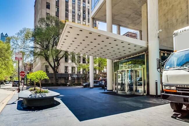 Building Photo - 1300 N Astor St
