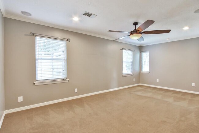 Building Photo - 4614 Maple St