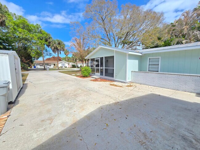 Building Photo - 1955 10th Pl