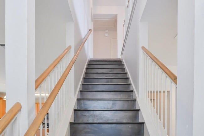 Building Photo - 520 Fort Thomas Pl