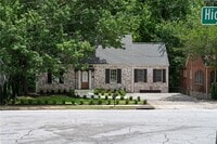 Building Photo - 833 Martina Dr NE