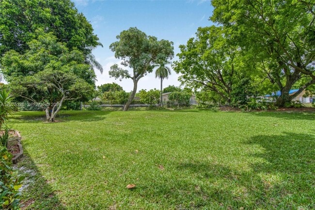 Building Photo - 709 Gardens Dr