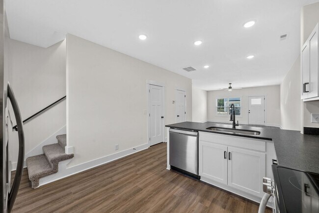 Building Photo - Pet Friendly Two Bedroom!