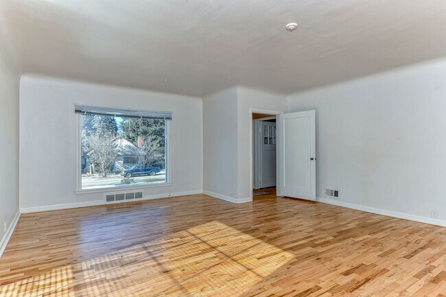 Building Photo - Coveted Northend Location! Spacious 5 bedr...