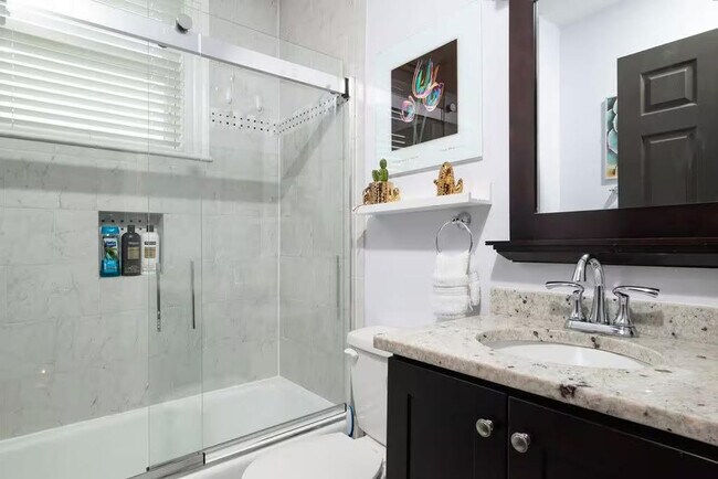 Building Photo - 810 Broadway-SI ID1511377P