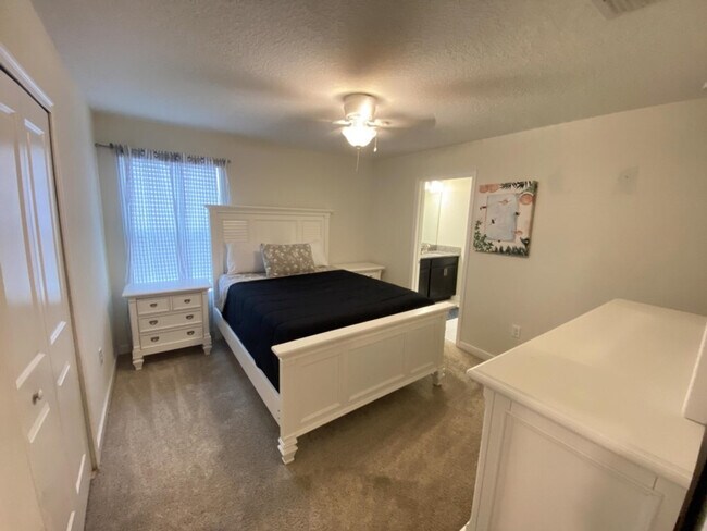 Building Photo - 9047 Stinger Dr