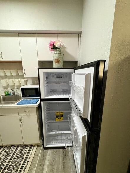 Building Photo - 28409 Victoria Rd