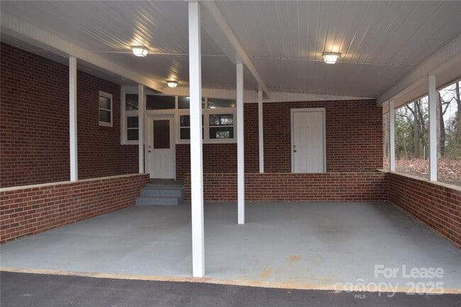 Building Photo - Charming 3 Bed 2 Bath Brick Home with Reno...