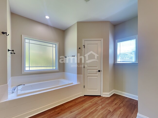 Building Photo - 180 Cotillion Crescent