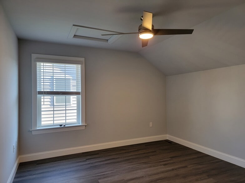 Building Photo - 213 Buckton Dr