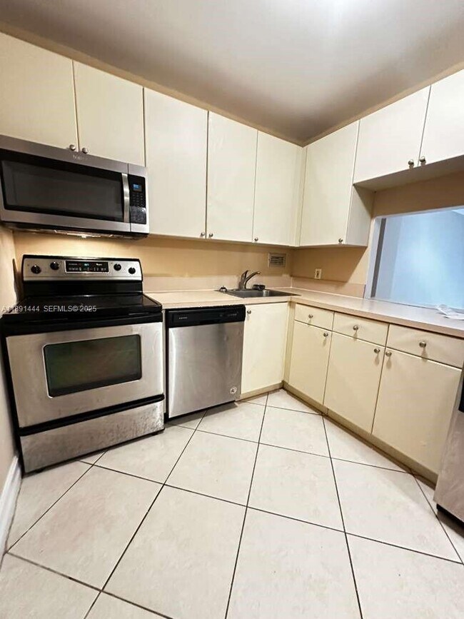 Building Photo - 1455 N Treasure Dr