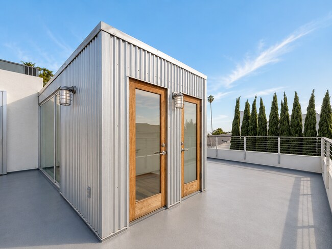Building Photo - Contemporary Luxury Living in the Heart of La Jolla Village