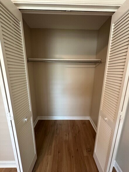 Building Photo - 2145 Westmead Dr SW