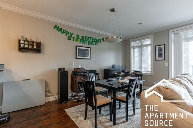 Building Photo - 1136 W Diversey Pkwy