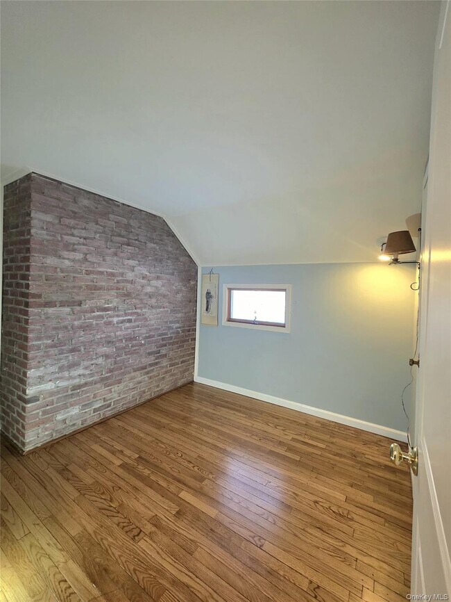 Building Photo - 30 Tappen Dr