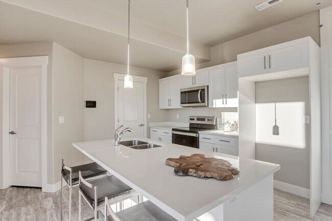 Building Photo - End Unit Townhouse In Orem!!