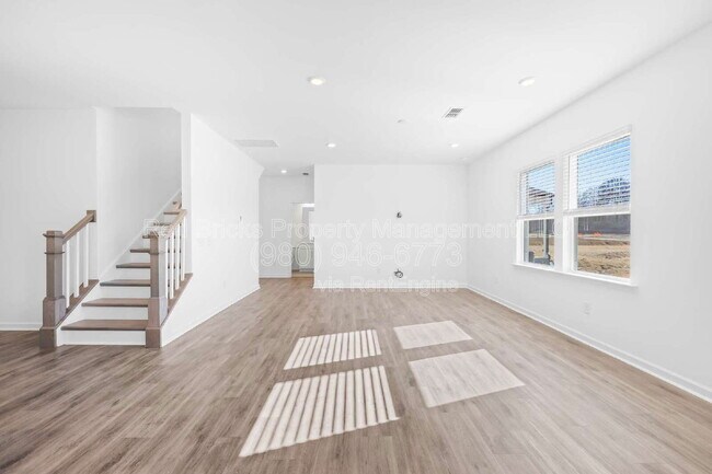 Building Photo - 2133 Riverbend Ave